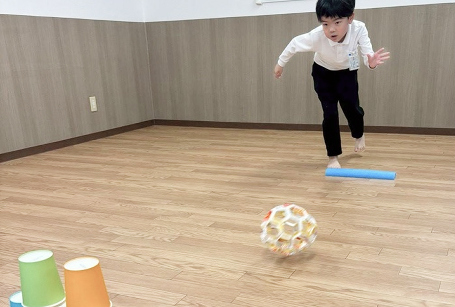 運動遊びをする子供