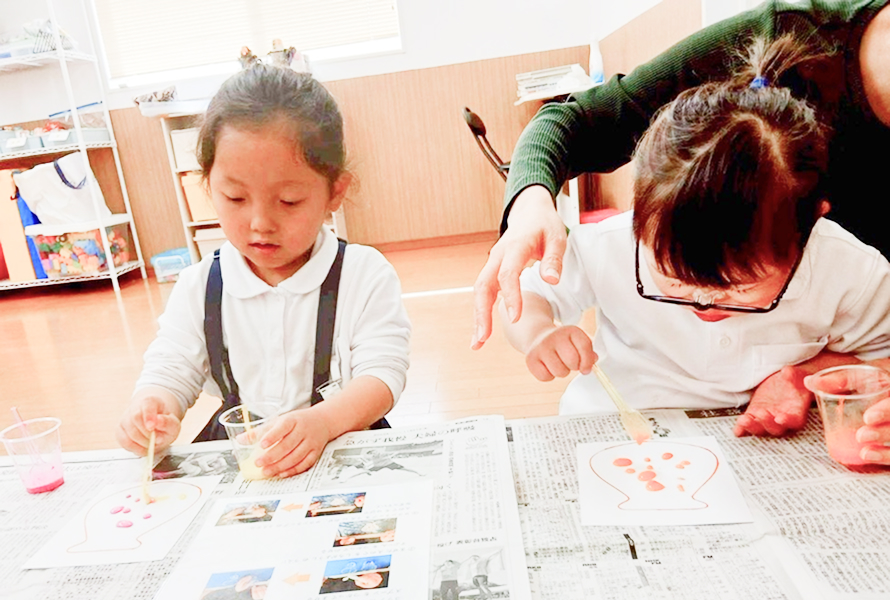 創作活動をする子供達