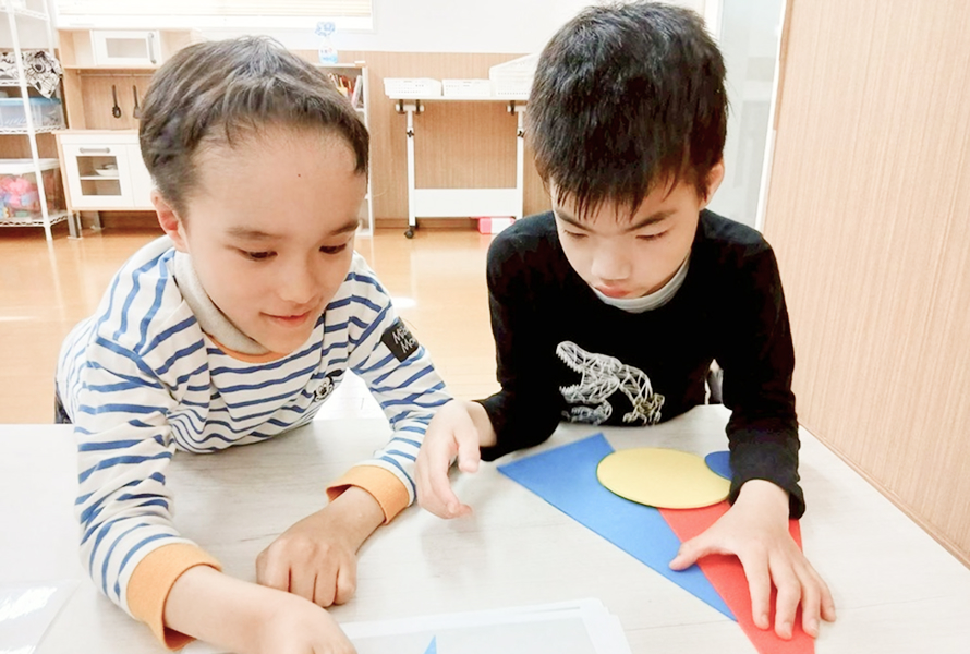 創作活動をする子供達