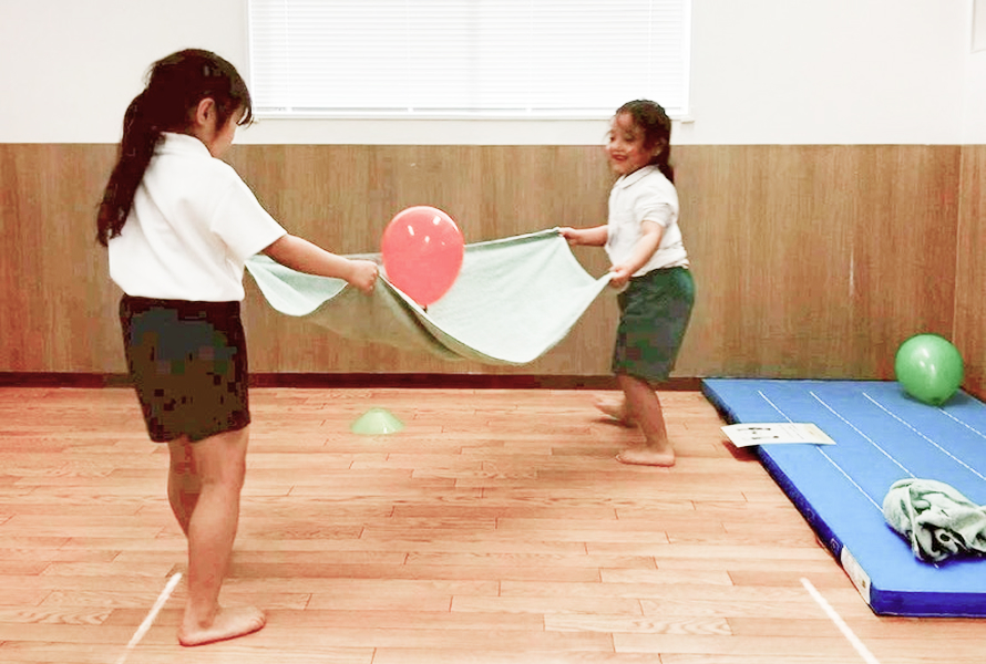 運動遊びをする子供達