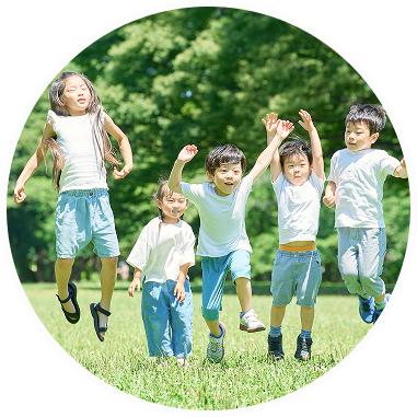 外で遊ぶ子供達