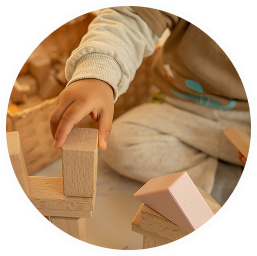 室内で積み木遊びをする子供