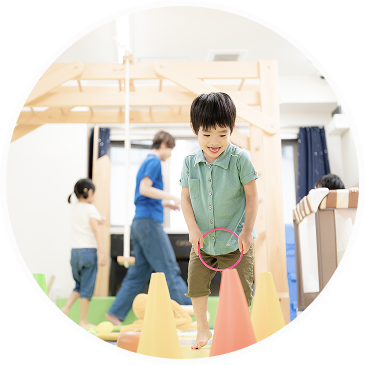 室内で運動遊びをする子供